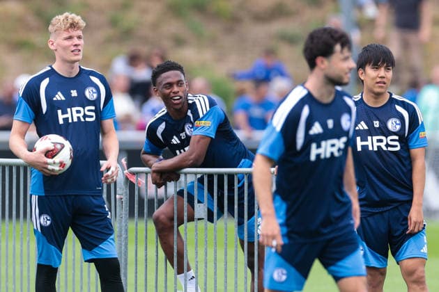 05.07.2026, Fussball, Trainingsauftakt des FC Schalke 04. v. l. Torwart Johannes Siebeking (FC Schalke 04), Junior Adamu (FC Schalke 04), Satoshi Tanaka (FC Schalke 04). Gelsenkirchen Trainingsgelände FC Schalke 04 NRW Deutschland xRHR-FOTO YYx *** July 5, 2026, Soccer, FC Schalke 04 s first training session of the season: Goalkeeper Johannes Siebeking (FC Schalke 04), Junior Adamu (FC Schalke 04), Satoshi Tanaka (FC Schalke 04) at the FC Schalke 04 training facility in Gelsenkirchen, North Rhine-Westphalia, Germany xRHR PHOTO YYx Copyright: RHR-FOTOx RHR-FOTO YY