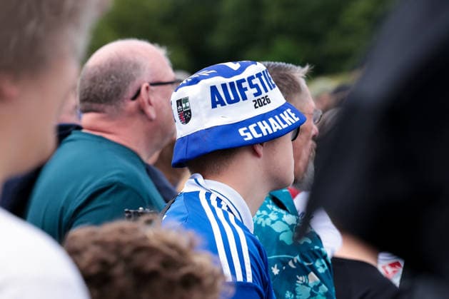 05.07.2026, Fussball, Trainingsauftakt des FC Schalke 04. Fan mit einem Fanartikel zum Aufstieg. Gelsenkirchen Trainingsgelände FC Schalke 04 NRW Deutschland xRHR-FOTO YYx *** July 5, 2026, Soccer, FC Schalke 04 s first training session of the season; a fan holding a piece of fan merchandise celebrating the team s promotion; Gelsenkirchen; FC Schalke 04 training facility; North Rhine-Westphalia, Germany; xRHR; PHOTO YYx Copyright: RHR-FOTOx RHR-FOTO YY