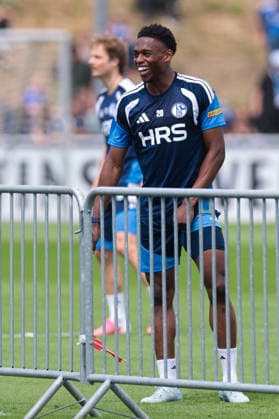 05.07.2026, Fussball, Trainingsauftakt des FC Schalke 04. Junior Adamu (FC Schalke 04). Gelsenkirchen Trainingsgelände FC Schalke 04 NRW Deutschland xRHR-FOTO YYx *** July 5, 2026, Soccer, FC Schalke 04 s first training session of the season, Junior Adamu, FC Schalke 04, Gelsenkirchen, FC Schalke 04 training facility, North Rhine-Westphalia, Germany, xRHR, PHOTO YYx Copyright: RHR-FOTOx RHR-FOTO YY