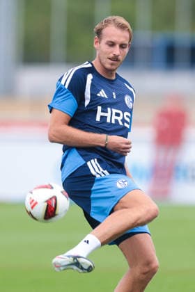 05.07.2026, Fussball, Trainingsauftakt des FC Schalke 04. Timo Becker (FC Schalke 04) nimmt den Ball an. Gelsenkirchen Trainingsgelände FC Schalke 04 NRW Deutschland xRHR-FOTO YYx *** July 5, 2026, Soccer, FC Schalke 04 s first training session of the season Timo Becker FC Schalke 04 takes the ball Gelsenkirchen FC Schalke 04 training facility NRW Germany xRHR PHOTO YYx Copyright: RHR-FOTOx RHR-FOTO YY