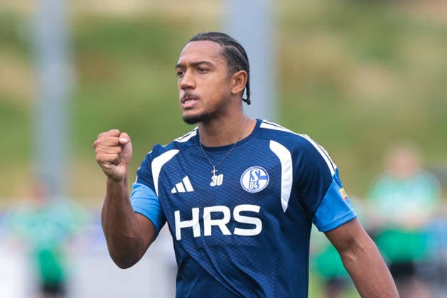 05.07.2026, Fussball, Trainingsauftakt des FC Schalke 04. Anton Donkor (FC Schalke 04) ballt die Faust. Gelsenkirchen Trainingsgelände FC Schalke 04 NRW Deutschland xRHR-FOTO YYx *** July 5, 2026, Soccer, FC Schalke 04 s first training session of the season Anton Donkor FC Schalke 04 clenches his fist Gelsenkirchen FC Schalke 04 training facility NRW Germany xRHR PHOTO YYx Copyright: RHR-FOTOx RHR-FOTO YY