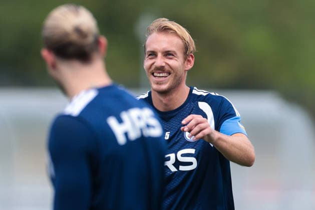 05.07.2026, Fussball, Trainingsauftakt des FC Schalke 04. Timo Becker (FC Schalke 04) lacht. Gelsenkirchen Trainingsgelände FC Schalke 04 NRW Deutschland xRHR-FOTO YYx *** July 5, 2026, Soccer, FC Schalke 04 s first training session of the season Timo Becker FC Schalke 04 laughs Gelsenkirchen FC Schalke 04 training facility NRW Germany xRHR PHOTO YYx Copyright: RHR-FOTOx RHR-FOTO YY