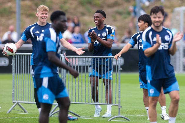 05.07.2026, Fussball, Trainingsauftakt des FC Schalke 04. v. l. Torwart Johannes Siebeking (FC Schalke 04), Junior Adamu (FC Schalke 04), Satoshi Tanaka (FC Schalke 04) lachen und spenden Beifall. Gelsenkirchen Trainingsgelände FC Schalke 04 NRW Deutschland xRHR-FOTO YYx *** July 5, 2026, Soccer, FC Schalke 04 s first training session: Goalkeeper Johannes Siebeking of FC Schalke 04, Junior Adamu of FC Schalke 04, Satoshi Tanaka of FC Schalke 04, laughing and applauding at the FC Schalke 04 training facility in Gelsenkirchen, North Rhine-Westphalia, Germany xRHR PHOTO YYx Copyright: RHR-FOTOx RHR-FOTO YY