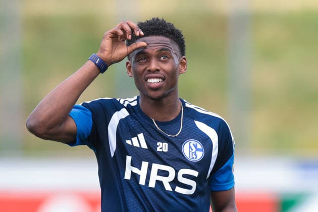 05.07.2026, Fussball, Trainingsauftakt des FC Schalke 04. Junior Adamu (FC Schalke 04) kratzt sich am Kopf. Gelsenkirchen Trainingsgelände FC Schalke 04 NRW Deutschland xRHR-FOTO YYx *** July 5, 2026, Soccer, FC Schalke 04 s first training session of the season Junior Adamu FC Schalke 04 scratches his head Gelsenkirchen FC Schalke 04 training facility NRW Germany xRHR PHOTO YYx Copyright: RHR-FOTOx RHR-FOTO YY
