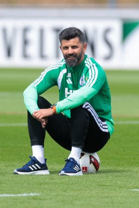 05.07.2026, Fussball, Trainingsauftakt des FC Schalke 04. Trainer Miron Muslic (FC Schalke 04) sitzt auf einem Ball und beobachtet seine Spieler. Gelsenkirchen Trainingsgelände FC Schalke 04 NRW Deutschland xRHR-FOTO YYx *** July 5, 2026, Soccer, FC Schalke 04 s first training session of the season; Coach Miron Muslic sits on a ball and watches his players; Gelsenkirchen, FC Schalke 04 training facility, North Rhine-Westphalia, Germany; xRHR PHOTO YYx Copyright: RHR-FOTOx RHR-FOTO YY