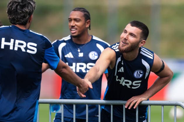 05.07.2026, Fussball, Trainingsauftakt des FC Schalke 04. v. l. Anton Donkor (FC Schalke 04), Hasan Kurucay (FC Schalke 04) gratulieren. Gelsenkirchen Trainingsgelände FC Schalke 04 NRW Deutschland xRHR-FOTO YYx *** July 5, 2026, Soccer, FC Schalke 04 s first training session of the season, featuring Anton Donkor (FC Schalke 04) and Hasan Kurucay (FC Schalke 04). Congratulations from Gelsenkirchen. FC Schalke 04 training facility, North Rhine-Westphalia, Germany, xRHR. PHOTO YYx Copyright: RHR-FOTOx RHR-FOTO YY