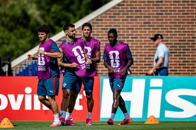 DALLAS - (l-r) Joao Neves of Portugal, Bruno Fernandes of Portugal, Joao Cancelo of Portugal, Nuno Mendes of Portugal during the 2026 World Cup, Portugal training at Washburne Soccer and Track Stadium on July 5, 2026 in Dallas, United States. (Photo by Stefan Koops EYE4IMAGES DeFodi Images) - *** DALLAS l Joao Neves of Portugal, Bruno Fernandes of Portugal, Joao Cancelo of Portugal, Nuno Mendes of Portugal during the 2026 World Cup, Portugal training at Washburne Soccer and Track Stadium on July 5, 2026, in Dallas, United States. Photo by Stefan Koops, EYE4IMAGES, DeFodi Images