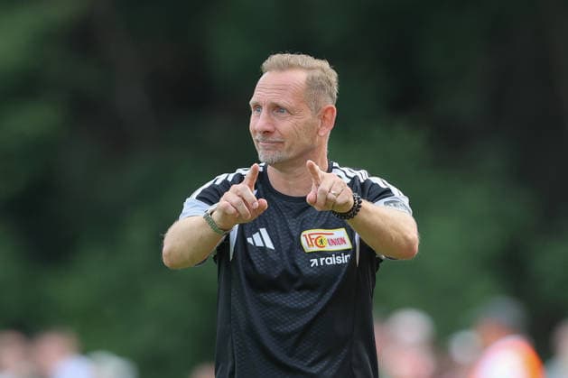 05.07.2026, xtgx, Fussball Testspiel, SV Grün-Weiß Lübben - 1. FC Union Berlin emspor, v.l. Mauro Lustrinelli (Union Berlin, Trainer) gibt Anweisungen, gestikuliert mit den Armen, gesticulate, gives instructions (DFL DFB REGULATIONS PROHIBIT ANY USE OF PHOTOGRAPHS as IMAGE SEQUENCES and or QUASI-VIDEO) Lübben *** July 5, 2026, xtgx, soccer friendly, SV Grün Weiß Lübben 1 vs. FC Union Berlin emspor, from left: Mauro Lustrinelli (Union Berlin), Coach gives instructions, gesturing with his arms, gesticulate, gives instructions DFL DFB REGULATIONS PROHIBIT ANY USE OF PHOTOGRAPHS as IMAGE SEQUENCES and or QUASI-VIDEO Lübben