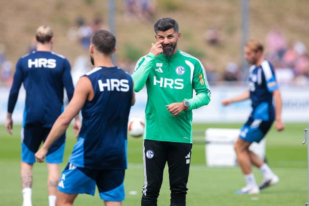 05.07.2026, Fussball, Trainingsauftakt des FC Schalke 04. Trainer Miron Muslic (FC Schalke 04). Gelsenkirchen Trainingsgelände FC Schalke 04 NRW Deutschland xRHR-FOTO YYx *** July 5, 2026, Soccer, FC Schalke 04 s first training session of the season; Coach Miron Muslic; FC Schalke 04; Gelsenkirchen; FC Schalke 04 training facility; North Rhine-Westphalia, Germany; xRHR; PHOTO YYx Copyright: RHR-FOTOx RHR-FOTO YY