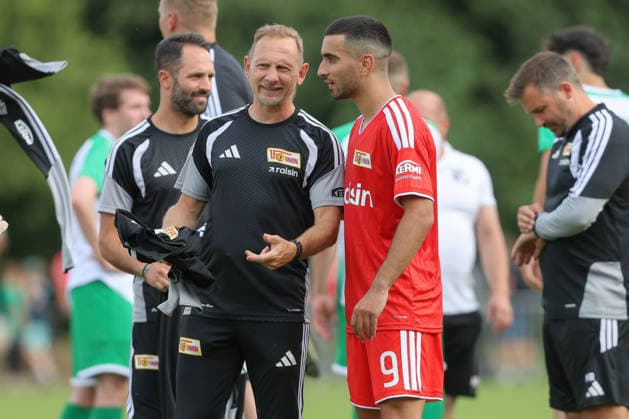 05.07.2026, xtgx, Fussball Testspiel, SV Grün-Weiß Lübben - 1. FC Union Berlin emspor, v.l. Mauro Lustrinelli (Union Berlin, Trainer) Livan Burcu (Union Berlin, 9) (DFL DFB REGULATIONS PROHIBIT ANY USE OF PHOTOGRAPHS as IMAGE SEQUENCES and or QUASI-VIDEO) Lübben *** July 5, 2026, xtgx, soccer exhibition match, SV Grün Weiß Lübben 1 FC Union Berlin emspor, from left: Mauro Lustrinelli (Union Berlin), Coach Livan Burcu (Union Berlin), 9 DFL DFB REGULATIONS PROHIBIT ANY USE OF PHOTOGRAPHS AS IMAGE SEQUENCES AND OR QUASI-VIDEO Lübben