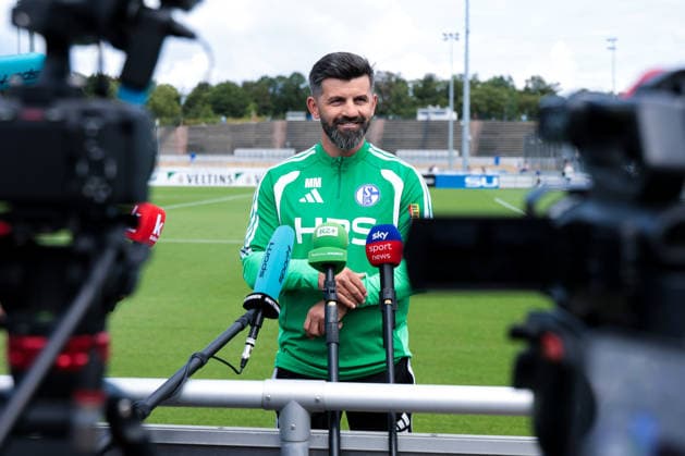 05.07.2026, Fussball, Trainingsauftakt des FC Schalke 04. Medienrunde mit Trainer Miron Muslic (FC Schalke 04). Gelsenkirchen Trainingsgelände FC Schalke 04 NRW Deutschland xRHR-FOTO YYx *** July 5, 2026, Soccer, FC Schalke 04 s first training session of the season; press conference with coach Miron Muslic; FC Schalke 04, Gelsenkirchen; FC Schalke 04 training facility; North Rhine-Westphalia, Germany; xRHR PHOTO YYx Copyright: RHR-FOTOx RHR-FOTO YY