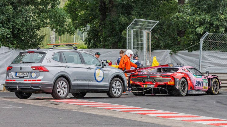 das Fahrzeug von Matteo Cairoli (ITA, Ferrari, Emil Frey Racing) muss nach einem Crash abgeschleppt werden, 05.07.2026, Nürnberg (Deutschland), Motorsport, DTM, Norisring Nürnberg 2026 *** Matteo Cairoli (ITA) s Ferrari, driven for Emil Frey Racing, must be towed away after a crash, July 5, 2026, Nuremberg, Germany, Motorsports, DTM, Norisring Nuremberg 2026 xprx