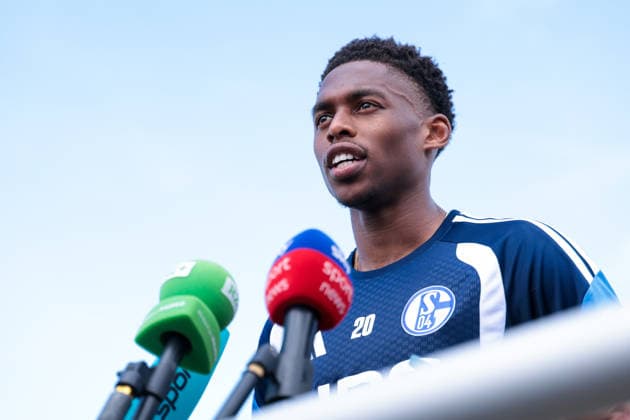 05.07.2026, Fussball, Trainingsauftakt des FC Schalke 04. Medienrunde mit Junior Adamu (FC Schalke 04). Gelsenkirchen Trainingsgelände FC Schalke 04 NRW Deutschland xRHR-FOTO YYx *** July 5, 2026, Soccer, FC Schalke 04 s First Training Session of the Season; Press Conference with Junior Adamu; FC Schalke 04 Gelsenkirchen; FC Schalke 04 Training Facility; NRW, Germany; xRHR; PHOTO YYx Copyright: RHR-FOTOx RHR-FOTO YY