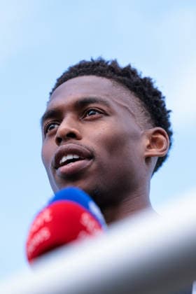 05.07.2026, Fussball, Trainingsauftakt des FC Schalke 04. Medienrunde mit Junior Adamu (FC Schalke 04). Gelsenkirchen Trainingsgelände FC Schalke 04 NRW Deutschland xRHR-FOTO YYx *** July 5, 2026, Soccer, FC Schalke 04 s First Training Session of the Season; Press Conference with Junior Adamu; FC Schalke 04 Gelsenkirchen; FC Schalke 04 Training Facility; NRW, Germany; xRHR; PHOTO YYx Copyright: RHR-FOTOx RHR-FOTO YY