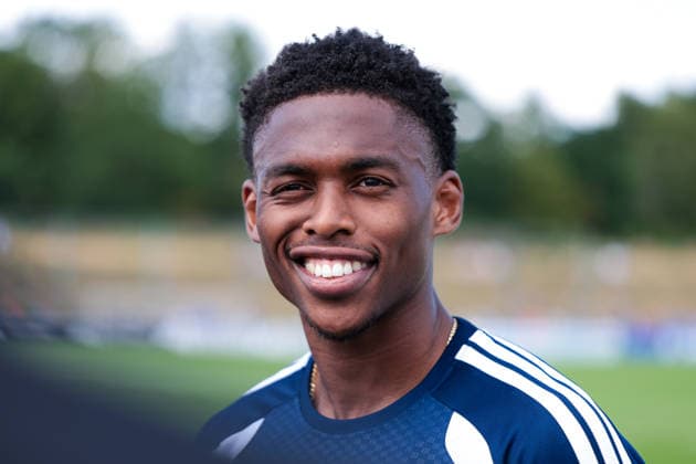 05.07.2026, Fussball, Trainingsauftakt des FC Schalke 04. Medienrunde mit Junior Adamu (FC Schalke 04). Gelsenkirchen Trainingsgelände FC Schalke 04 NRW Deutschland xRHR-FOTO YYx *** July 5, 2026, Soccer, FC Schalke 04 s First Training Session of the Season; Press Conference with Junior Adamu; FC Schalke 04 Gelsenkirchen; FC Schalke 04 Training Facility; NRW, Germany; xRHR; PHOTO YYx Copyright: RHR-FOTOx RHR-FOTO YY