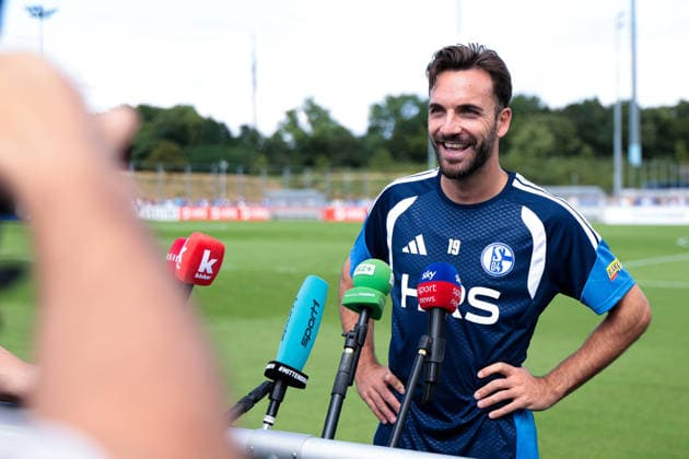 05.07.2026, Fussball, Trainingsauftakt des FC Schalke 04. Medienrunde mit Kenan Karaman (FC Schalke 04). Gelsenkirchen Trainingsgelände FC Schalke 04 NRW Deutschland xRHR-FOTO YYx *** July 5, 2026, Soccer, FC Schalke 04 s First Training Session of the Season, Press Conference with Kenan Karaman, FC Schalke 04, Gelsenkirchen, FC Schalke 04 Training Facility, North Rhine-Westphalia, Germany, xRHR, PHOTO YYx Copyright: RHR-FOTOx RHR-FOTO YY