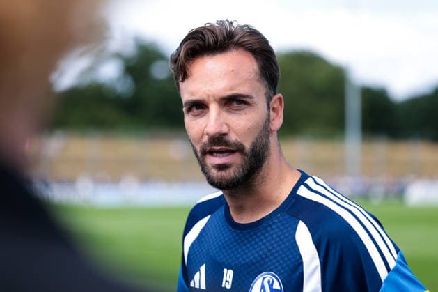 05.07.2026, Fussball, Trainingsauftakt des FC Schalke 04. Medienrunde mit Kenan Karaman (FC Schalke 04). Gelsenkirchen Trainingsgelände FC Schalke 04 NRW Deutschland xRHR-FOTO YYx *** July 5, 2026, Soccer, FC Schalke 04 s First Training Session of the Season, Press Conference with Kenan Karaman, FC Schalke 04, Gelsenkirchen, FC Schalke 04 Training Facility, North Rhine-Westphalia, Germany, xRHR, PHOTO YYx Copyright: RHR-FOTOx RHR-FOTO YY