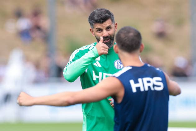 05.07.2026, Fussball, Trainingsauftakt des FC Schalke 04. Trainer Miron Muslic (FC Schalke 04) lobt. Gelsenkirchen Trainingsgelände FC Schalke 04 NRW Deutschland xRHR-FOTO YYx *** July 5, 2026, Soccer, FC Schalke 04 begins training; Coach Miron Muslic; FC Schalke 04 praises Gelsenkirchen; FC Schalke 04 training facility; North Rhine-Westphalia, Germany; xRHR; PHOTO YYx Copyright: RHR-FOTOx RHR-FOTO YY