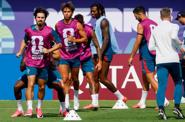 Portugal s Vitinha de Perella (l) in action during the team s training session in Dallas, USA, 5 July 2026. Portugal training session !ACHTUNG: NUR REDAKTIONELLE NUTZUNG!  Copyright: xMariscalx GRAF1520 20260705-55020808402_1
