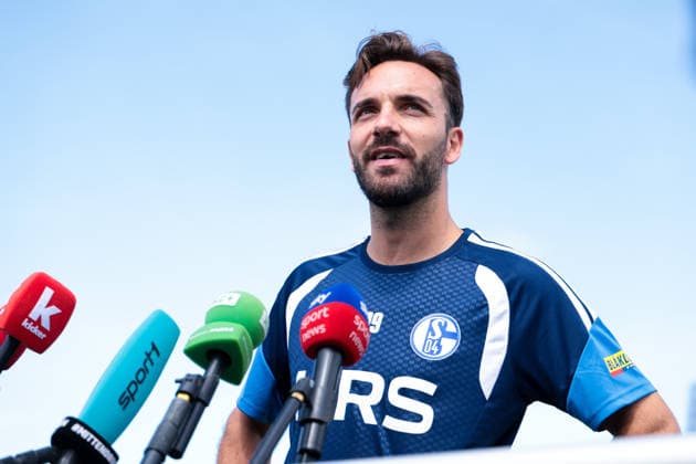 05.07.2026, Fussball, Trainingsauftakt des FC Schalke 04. Medienrunde mit Kenan Karaman (FC Schalke 04). Gelsenkirchen Trainingsgelände FC Schalke 04 NRW Deutschland xRHR-FOTO YYx *** July 5, 2026, Soccer, FC Schalke 04 s First Training Session of the Season, Press Conference with Kenan Karaman, FC Schalke 04, Gelsenkirchen, FC Schalke 04 Training Facility, North Rhine-Westphalia, Germany, xRHR, PHOTO YYx Copyright: RHR-FOTOx RHR-FOTO YY