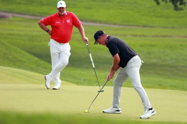 U.S. Senior Open Championship COLUMBUS, OHIO - JULY 5: Paul Stankowski of Texas (right) taps in his ball as Darren Clarke of Northern Ireland (left) looks on at the 6th tee during the final round of the 46th U.S. Senior Open Championship 2026 at Scioto Country Club in Columbus, Ohio, USA, July 5, 2026. Columbus Ohio United States  Copyright: xAmyxLemusx originalFilename:lemus-ussenior260705_npnPC.jpg
