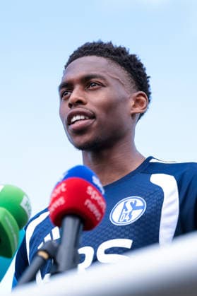 05.07.2026, Fussball, Trainingsauftakt des FC Schalke 04. Medienrunde mit Junior Adamu (FC Schalke 04). Gelsenkirchen Trainingsgelände FC Schalke 04 NRW Deutschland xRHR-FOTO YYx *** July 5, 2026, Soccer, FC Schalke 04 s First Training Session of the Season; Press Conference with Junior Adamu; FC Schalke 04 Gelsenkirchen; FC Schalke 04 Training Facility; NRW, Germany; xRHR; PHOTO YYx Copyright: RHR-FOTOx RHR-FOTO YY