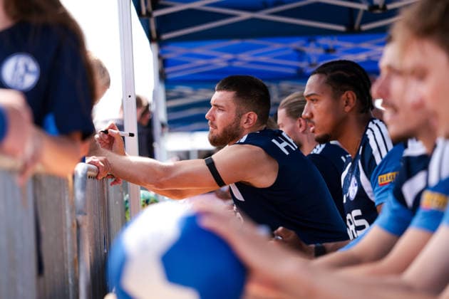 05.07.2026, Fussball, Trainingsauftakt des FC Schalke 04. Hasan Kurucay (FC Schalke 04) gibt Autogramme. Gelsenkirchen Trainingsgelände FC Schalke 04 NRW Deutschland xRHR-FOTO YYx *** July 5, 2026, Soccer, FC Schalke 04 s first training session of the season Hasan Kurucay FC Schalke 04 signs autographs Gelsenkirchen FC Schalke 04 training facility North Rhine-Westphalia, Germany xRHR PHOTO YYx Copyright: RHR-FOTOx RHR-FOTO YY