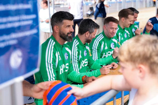 05.07.2026, Fussball, Trainingsauftakt des FC Schalke 04. v. l. Trainer Miron Muslic (FC Schalke 04), Co-Trainer Tim Hoogland (FC Schalke 04), Co-Trainer Adin Osmanbasic (FC Schalke 04), Co-Trainer Tim Hoogland (FC Schalke 04) geben Autogramme. Gelsenkirchen Trainingsgelände FC Schalke 04 NRW Deutschland xRHR-FOTO YYx *** July 5, 2026, Soccer, FC Schalke 04 s first training session of the season: Head Coach Miron Muslic (FC Schalke 04), Assistant Coach Tim Hoogland (FC Schalke 04), Assistant Coach Adin Osmanbasic (FC Schalke 04), Assistant Coach Tim Hoogland of FC Schalke 04 signing autographs at the FC Schalke 04 training facility in Gelsenkirchen, North Rhine-Westphalia, Germany xRHR PHOTO YYx Copyright: RHR-FOTOx RHR-FOTO YY