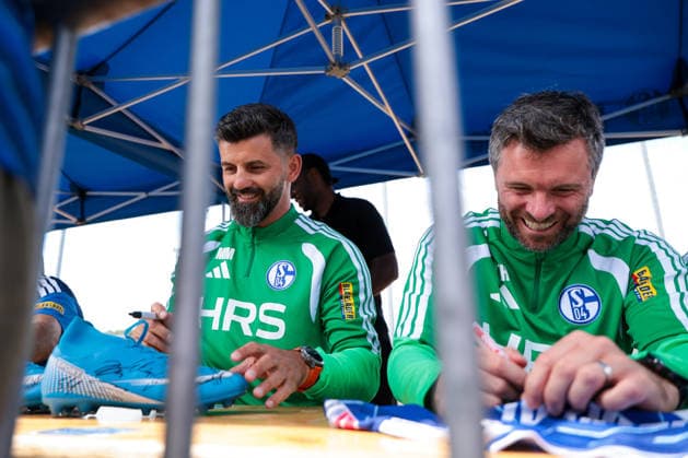 05.07.2026, Fussball, Trainingsauftakt des FC Schalke 04. v. l. Trainer Miron Muslic (FC Schalke 04), Co-Trainer Tim Hoogland (FC Schalke 04) geben Autogramme. Gelsenkirchen Trainingsgelände FC Schalke 04 NRW Deutschland xRHR-FOTO YYx *** July 5, 2026, Soccer, FC Schalke 04 s first training session of the season; Head Coach Miron Muslic of FC Schalke 04 and Assistant Coach Tim Hoogland of FC Schalke 04 sign autographs at the FC Schalke 04 training facility in Gelsenkirchen, North Rhine-Westphalia, Germany xRHR PHOTO YYx Copyright: RHR-FOTOx RHR-FOTO YY