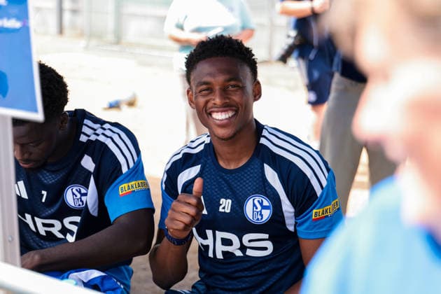 05.07.2026, Fussball, Trainingsauftakt des FC Schalke 04. Junior Adamu (FC Schalke 04) gibt Autogramme. Gelsenkirchen Trainingsgelände FC Schalke 04 NRW Deutschland xRHR-FOTO YYx *** July 5, 2026, Soccer, FC Schalke 04 s first training session of the season, Junior Adamu, FC Schalke 04 signs autographs, Gelsenkirchen, FC Schalke 04 training facility, North Rhine-Westphalia, Germany, xRHR, PHOTO YYx Copyright: RHR-FOTOx RHR-FOTO YY