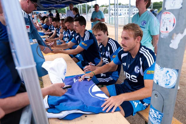 05.07.2026, Fussball, Trainingsauftakt des FC Schalke 04. Timo Becker (FC Schalke 04) und seine Mitspieler geben Autogramme. Gelsenkirchen Trainingsgelände FC Schalke 04 NRW Deutschland xRHR-FOTO YYx *** July 5, 2026, Soccer, FC Schalke 04 s first training session of the season Timo Becker FC Schalke 04 and his teammates sign autographs Gelsenkirchen FC Schalke 04 training facility North Rhine-Westphalia, Germany xRHR PHOTO YYx Copyright: RHR-FOTOx RHR-FOTO YY