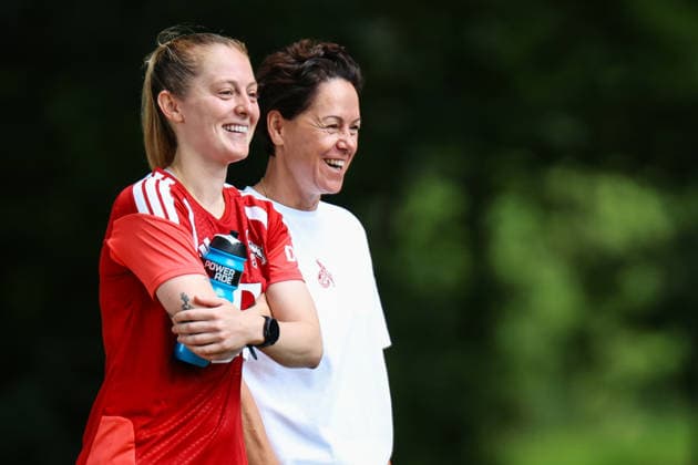 Angebot: 1. FC Köln Frauen, Auftakttraining, 05.07.2026 Keira Walsh (englische Nationalspielerin) schaut beim Training der Frauen des 1. FC Köln zu mit Nicole Bender-Rummler beim Auftakttraining der Frauen des 1. FC Köln zur Saison 2026 27 der 1. Frauen Fussball Bundesliga, Trainingsgelände am Geißbockheim, Köln, 05.07.2026 DFL DFB regulations prohibit any use of photographs as image sequences and or quasi-video. *** 1 FC Köln Women s Team, Season-Opening Training Session, July 5, 2026: Keira Walsh, an English national team player, watches the 1 FC Köln women’s team train alongside Nicole Bender Rummler during the team’s first training session of the 2026–27 season in the Women’s Bundesliga, Training grounds at Geißbockheim, Cologne, July 5, 2026. DFL and DFB regulations prohibit any use of photographs as image sequences and or quasi-video. Copyright: xBEAUTIFULxSPORTS Freisenx