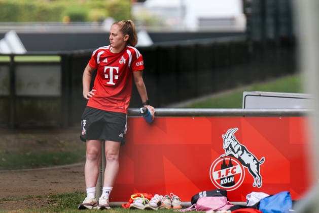 Angebot: 1. FC Köln Frauen, Auftakttraining, 05.07.2026 Keira Walsh (englische Nationalspielerin) schaut beim Training der Frauen des 1. FC Köln zu. Auftakttraining der Frauen des 1. FC Köln zur Saison 2026 27 der 1. Frauen Fussball Bundesliga, Trainingsgelände am Geißbockheim, Köln, 05.07.2026 DFL DFB regulations prohibit any use of photographs as image sequences and or quasi-video. *** 1 FC Köln Women s Team, Season-Opening Training Session, July 5, 2026: Keira Walsh, a member of the English national team, watches the 1 FC Köln women’s team’s first training session of the 2026–27 season in the Women’s Bundesliga, at the Geißbockheim training facility in Cologne, July 5, 2026 DFL and DFB regulations prohibit any use of photographs as image sequences and or quasi-video Copyright: xBEAUTIFULxSPORTS Freisenx