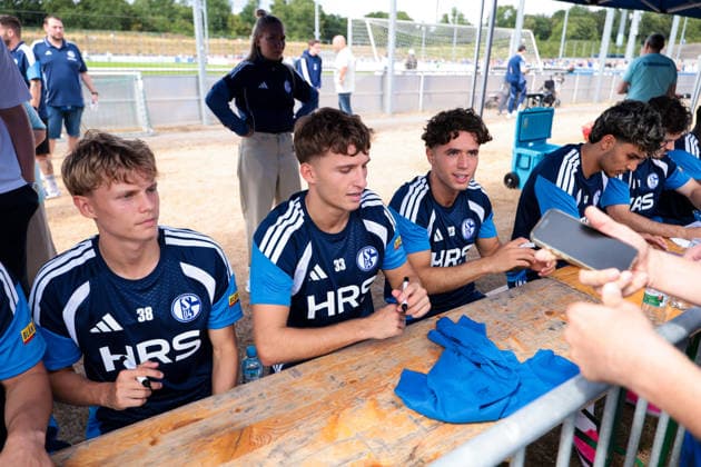 05.07.2026, Fussball, Trainingsauftakt des FC Schalke 04. v. l. Luca Vozar (FC Schalke 04), Vitalie Becker (FC Schalke 04), Soufiane El-Faouzi (FC Schalke 04) geben Autogramme. Gelsenkirchen Trainingsgelände FC Schalke 04 NRW Deutschland xRHR-FOTO YYx *** July 5, 2026, Soccer, FC Schalke 04 s first training session of the season, photo by Luca Vozar, FC Schalke 04, Vitalie Becker, FC Schalke 04; Soufiane El Faouzi, FC Schalke 04, signing autographs at the FC Schalke 04 training facility in Gelsenkirchen, North Rhine-Westphalia, Germany xRHR PHOTO YYx Copyright: RHR-FOTOx RHR-FOTO YY
