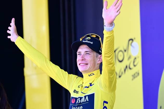 Tour de France 2026 Stage 2 BARCELONA, SPAIN - JULY 05 : Vingegaard Jonas (DEN) of Team Visma Lease a Bike on the podium wearing the yellow jersey during stage 2 of the 113rd edition of Tour de France an UCI World Tour 2.UWT cycling road race stage for Men Elite of 182 km with start in Tarragona and finish in Barcelona on July 5, 2026 in Barcelona, Spain, 05 07 2026 ( Motordriver Kurt Vandenborre - Barcelona Spain  Copyright: xPeterxDexVoechtx