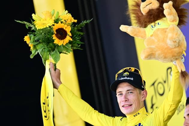 Tour de France 2026 Stage 2 BARCELONA, SPAIN - JULY 05 : Vingegaard Jonas (DEN) of Team Visma Lease a Bike on the podium wearing the yellow jersey during stage 2 of the 113rd edition of Tour de France an UCI World Tour 2.UWT cycling road race stage for Men Elite of 182 km with start in Tarragona and finish in Barcelona on July 5, 2026 in Barcelona, Spain, 05 07 2026 ( Motordriver Kurt Vandenborre - Barcelona Spain  Copyright: xPeterxDexVoechtx