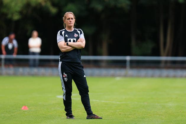 Angebot: 1. FC Köln Frauen, Auftakttraining, 05.07.2026 Britta Carlson (1.FC Köln, Cheftrainerin) Auftakttraining der Frauen des 1. FC Köln zur Saison 2026 27 der 1. Frauen Fussball Bundesliga, Trainingsgelände am Geißbockheim, Köln, 05.07.2026 DFL DFB regulations prohibit any use of photographs as image sequences and or quasi-video. *** 1 FC Köln Women s Team, First Training Session of the Season, July 5, 2026 Britta Carlson, 1 FC Köln, Head Coach, Opening training session for the 1 FC Köln women’s team for the 2026–27 season of the Women’s Bundesliga, training grounds at Geißbockheim, Cologne, July 5, 2026 DFL DFB regulations prohibit any use of photographs as image sequences and or quasi-video Copyright: xBEAUTIFULxSPORTS Freisenx