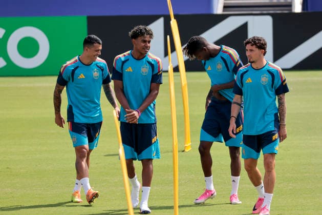 Spain s Pedro Porro, Lamine Yamal and Nico Williams, during the team s training session at Cotton Bowl stadium in Dallas, USA, 5 July 2026. Spain will face Portugal in the Round of 16 match at the 2026 FIFA World Cup, WM, Weltmeisterschaft, Fussball in 6 July 2026. Spain training session !ACHTUNG: NUR REDAKTIONELLE NUTZUNG!  Copyright: xLavandeiraxjrx GRAF1570 20260705-55020808830_1