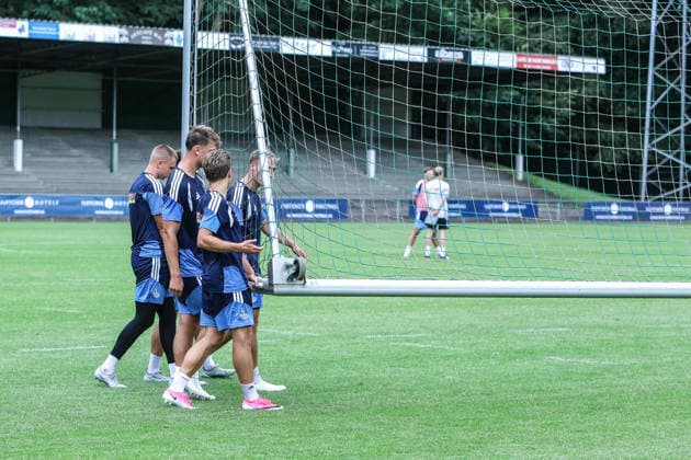 Fussball, 3.Liga Saison 2026 2027 Trainingslager MSV Duisburg Training 05.07.2026, Stadion de Wageningse Berg Die Spieler beim Wegräumen von Toren Wageningen Stadion de Wageningse Berg Niederlande *** Sports, Soccer, 3rd Division, 2026–2027 Season, MSV Duisburg Training Camp, July 5, 2026, Stadion de Wageningse Berg. Players putting away goals at Stadion de Wageningse Berg in Wageningen, Netherlands