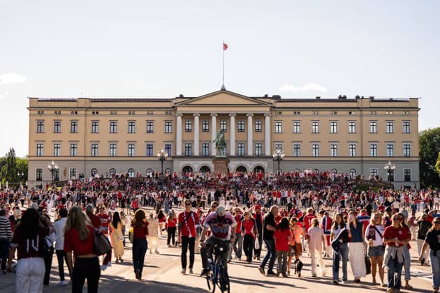 260705 Fans of Norway outside The Royal Palace ahead of the FIFA World Cup, WM, Weltmeisterschaft, Fussball match between Brazil and Norway on July 5, 2026 in Oslo. Photo: Marius Nordnes BILDBYRAN COP 185 MX0003 fotboll football soccer fotball fifa world cup 2026 brazil - norway fans in oslo bbeng publik *** July 5, 2026: Norwegian fans outside the Royal Palace ahead of the FIFA World Cup match between Brazil and Norway on July 5, 2026 in Oslo. Photo by Marius Nordnes, BILDBYRAN COP 185 MX0003 soccer football fotball FIFA World Cup 2026 Brazil Norway fans in Oslo bbeng audience  Copyright: MARIUSxNORDNES BB260705BB918
