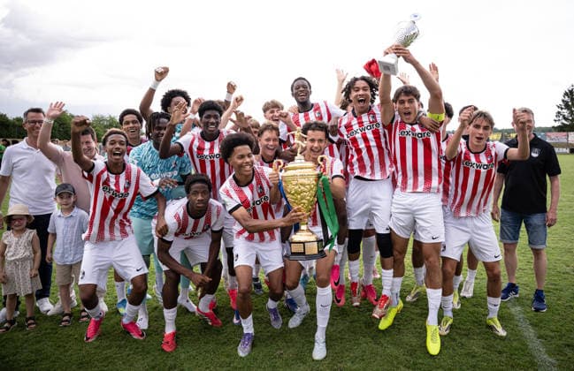 Fussball BITZER Cup U 19 Junioren 2025 in Ergenzingen (Kreis Tuebingen) 05.07.2026 Finale SC Freiburg U 19 - 1. FSV Mainz U19 Teamjubel Sieger SC Freiburg, Bester Spieler des Turniers Stefanos Akubakari (li) *** Soccer: BITZER Cup U-19 Juniors 2025 in Ergenzingen, Tübingen District, July 5, 2026. Final: SC Freiburg U-19 vs. 1. FSV Mainz U-19. Team celebration by the winners, SC Freiburg, Best Player of the Tournament: Stefanos Akubakari (left)