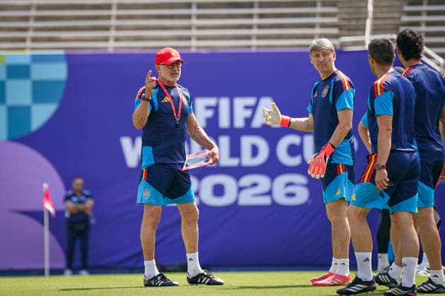 USA: Fußball FIFA World Cup, WM, Weltmeisterschaft, Fussball WM, Weltmeisterschaft, Fussball 2026, Achtelfinale, Matchday -1, Spanien vor dem Achtelfinale gegen Portugal im Cotton Bowl Stadium in Dallas, Texas: Spieler der spanischen Nationalmannschaft beim Abschlusstraining, Luis de la Fuente (Trainer Spanien) *** USA Soccer FIFA World Cup, World Cup, 2026 World Cup, Round of 16, Matchday 1, Spain ahead of its Round of 16 match against Portugal at Cotton Bowl Stadium in Dallas, Texas; players from the Spanish national team during their final training session; Luis de la Fuente, head coach of Spain Copyright: xJOERANxSTEINSIEKx