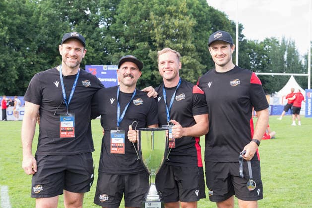 Rugby, Männer, Saison 2026, Europe 7s Championship Hamburg 7s, Siegerehrung, Steinwiesenweg (Hamburg), Tag 3, 05.07.2026 Trainer-Team der Deutschen 7er Rugby Mannschaft mit dem Pokal der Hamburg 7s (v.l.n.r.): Clemens von Grumbkow (Teammanager), Pablo Feijoo (Cheftrainer), Johann Zeier (Video-Analyst), Josh Harvey (Physio) Hamburg Deutschland *** Rugby, Men, 2026 Season, Europe 7s Championship Hamburg 7s, Awards Ceremony, Steinwiesenweg, Hamburg, Day 3, July 5, 2026: The coaching staff of the German men’s 7s rugby team with the Hamburg 7s trophy; from left to right: Clemens von Grumbkow (team manager), Pablo Feijoo (head coach), Johann Zeier (video analyst), and Josh Harvey (physical therapist); Hamburg, Germany