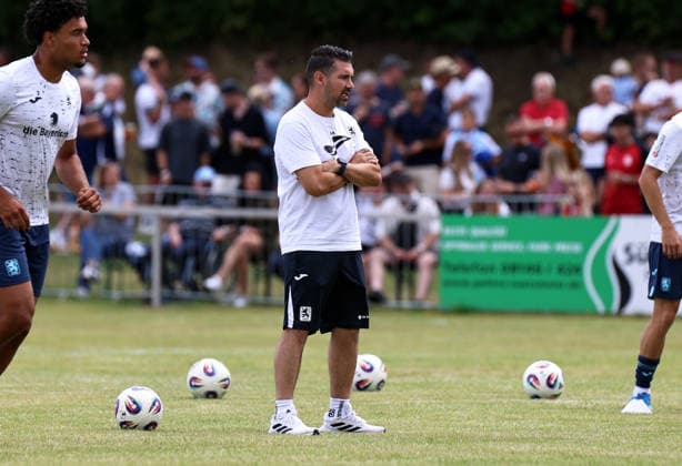 Fussball, Herren, Saison 2026 2027, TSV Moorenweis - TSV 1860 München, Testspiel, Vorbereitung Alper Kayabunar, Trainer (TSV 1860 München) stehend auf dem Spielfeld *** Soccer, Men s, 2026–2027 Season, TSV Moorenweis vs. TSV 1860 Munich, Friendly Match, Preseason; Alper Kayabunar, Coach of TSV 1860 Munich, standing on the field