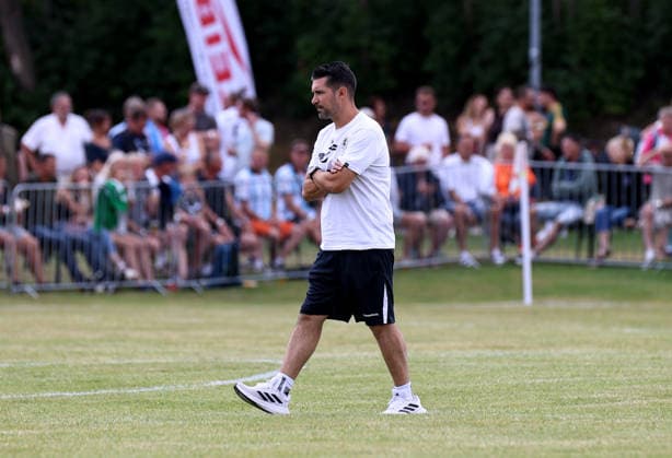 Fussball, Herren, Saison 2026 2027, TSV Moorenweis - TSV 1860 München, Testspiel, Vorbereitung Alper Kayabunar, Trainer (TSV 1860 München) gehend auf dem Spielfeld *** Soccer, Men s, 2026–2027 Season, TSV Moorenweis vs. TSV 1860 Munich, Friendly Match, Preseason; Alper Kayabunar, Coach of TSV 1860 Munich, walking onto the field
