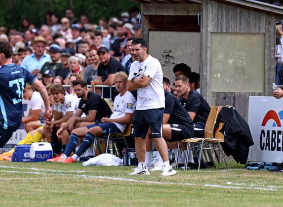 Fussball, Herren, Saison 2026 2027, TSV Moorenweis - TSV 1860 München, Testspiel, Vorbereitung Alper Kayabunar, Trainer (TSV 1860 München) stehend am Spielfeldrand *** Soccer, Men s, 2026–2027 Season, TSV Moorenweis vs. TSV 1860 Munich, Friendly Match, Preseason; Alper Kayabunar, coach of TSV 1860 Munich, standing on the sideline