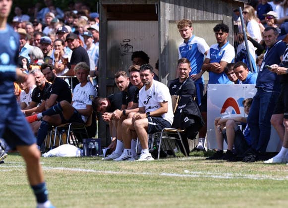 Fussball, Herren, Saison 2026 2027, TSV Moorenweis - TSV 1860 München, Testspiel, Vorbereitung Alper Kayabunar, Trainer (TSV 1860 München) sitzend auf dem Trainerstuhl *** Soccer, Men s, 2026–2027 Season, TSV Moorenweis vs. TSV 1860 Munich, Friendly Match, Preseason; Alper Kayabunar, Coach of TSV 1860 Munich, seated in the coach s chair