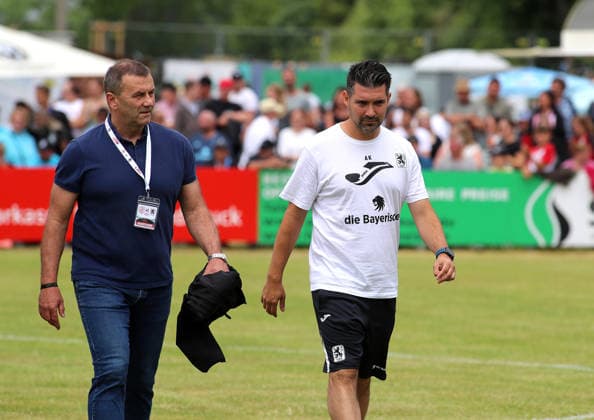 Fussball, Herren, Saison 2026 2027, TSV Moorenweis - TSV 1860 München, Testspiel, Vorbereitung Manfred Paula, Geschäftsführer (TSV 1860 München) (li.) mit Alper Kayabunar, Trainer (TSV 1860 München) (re.) gehend über das Spielfeld *** Soccer, Men s, 2026–2027 Season, TSV Moorenweis vs. TSV 1860 Munich, Friendly Match, Preseason: Manfred Paula, Managing Director of TSV 1860 Munich (left), and Alper Kayabunar, Coach of TSV 1860 Munich (right), walking across the field