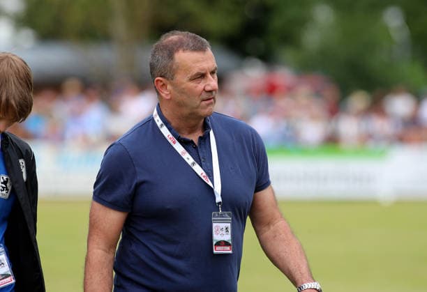 Fussball, Herren, Saison 2026 2027, TSV Moorenweis - TSV 1860 München, Testspiel, Vorbereitung Manfred Paula, Geschäftsführer (TSV 1860 München) Kopf, Oberkörper gehend über das Spielfeld *** Soccer, Men s, 2026–2027 Season, TSV Moorenweis vs. TSV 1860 Munich, Friendly Match, Preseason; Manfred Paula, Managing Director of TSV 1860 Munich, walking across the field, head and upper body visible
