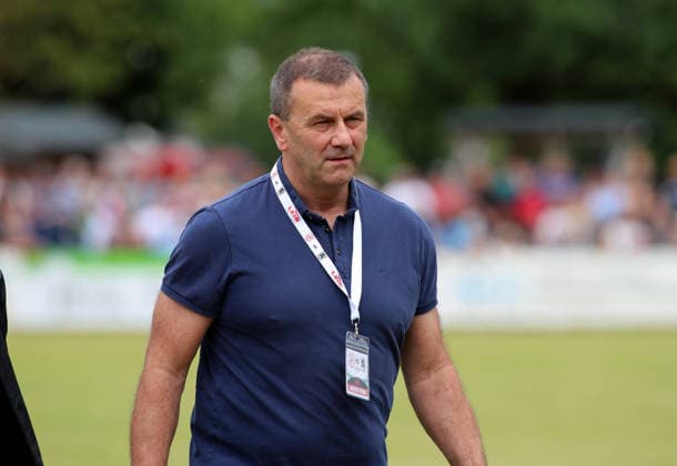 Fussball, Herren, Saison 2026 2027, TSV Moorenweis - TSV 1860 München, Testspiel, Vorbereitung Manfred Paula, Geschäftsführer (TSV 1860 München) Kopf, Oberkörper gehend über das Spielfeld *** Soccer, Men s, 2026–2027 Season, TSV Moorenweis vs. TSV 1860 Munich, Friendly Match, Preseason; Manfred Paula, Managing Director of TSV 1860 Munich, walking across the field, head and upper body visible